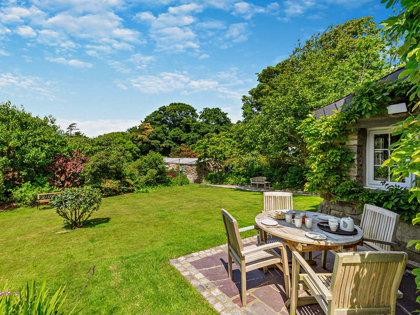 About Us Ty'r Celyn Holly Tree House